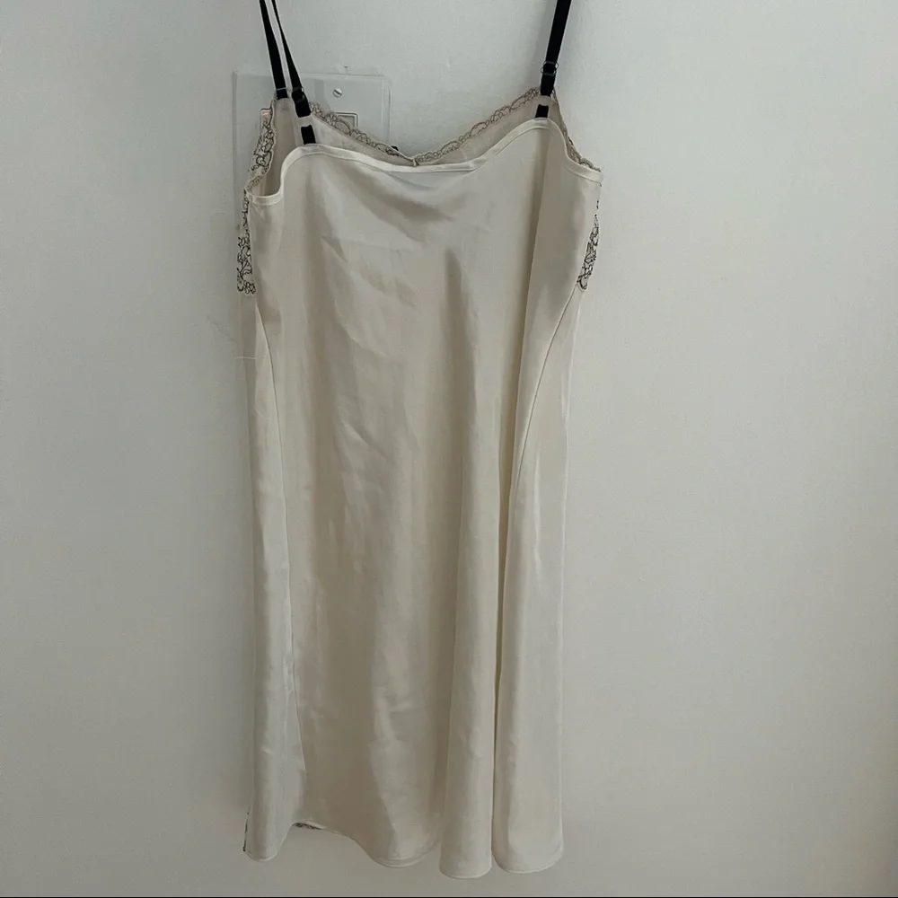 SOLD ON DEPOP - Black and white lace satin teddy in a size small - Picture 2 of 3